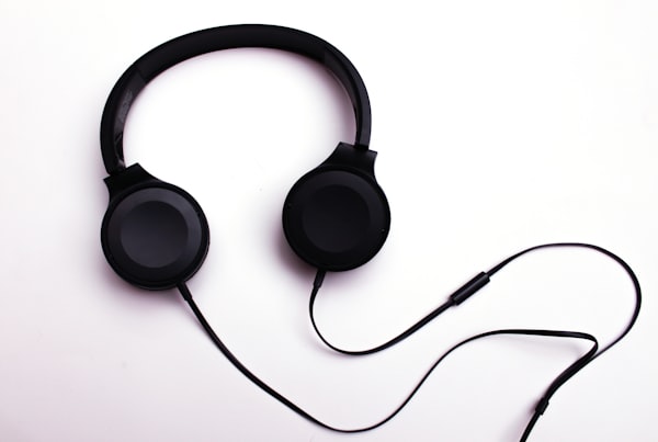 هدفون بی‌سیم اپل مدل AirPods Pro 2 با درگاه تایپ سی Type-C - تصویر ۲